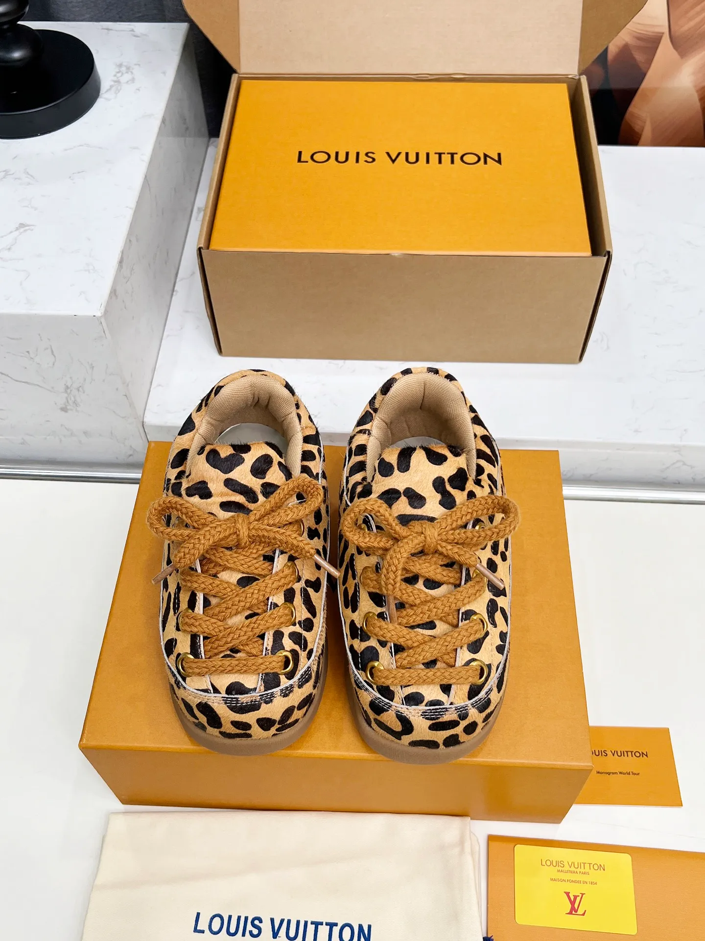 [L Family] P: 740💰 Couple model, size: women 35-41 (customized at 41 for women), 39-46 for men (customized at 45.46) The 2025 iteration of this Time Out sneaker, couple model, LV co-branded nigo, donkey brand, Louis Vuitton, ugly, cute😍Many Internet celebrities have shown off their feet, a classic and versatile item. Fabric: Imported high mercerized cow suede. Lining: high-grade elastic mesh, outsole: original molded outsole, palm print rubber outsole with hidden L letter and Monongram flower.